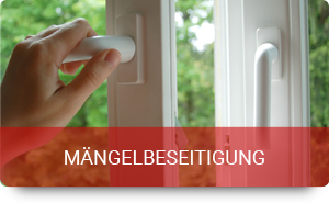 Hand dreht Fenstergriff, Bild zeigt Fensterrahmen