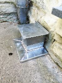 Neue Zink-Einfangrinne an einer Steinmauer