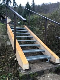 Neue Metall- und Holztreppe mit Geländer, fertiggestellt im Außenbereich
